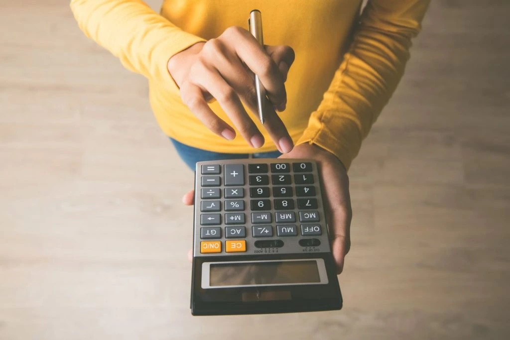 person in yellow shirt calculating amazon fba fees