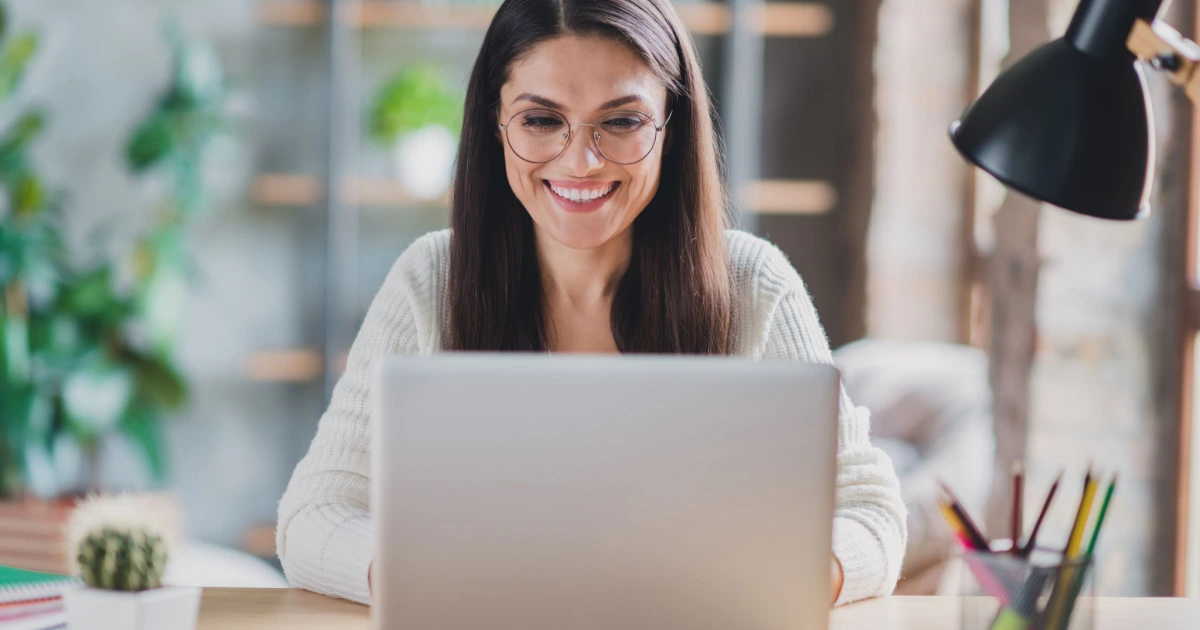 woman utilizing Amazon Attribution on laptop